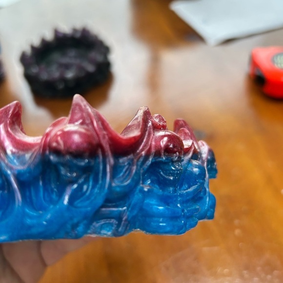 Resin skull ashtray 5” by 2” - edges decorated with skull heads- fun piece -new - Picture 4 of 7